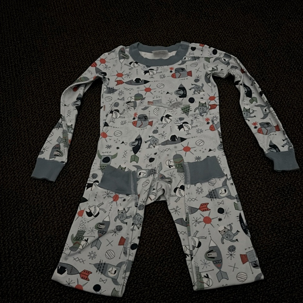 Hanna Anderson pajama set, used, like new size 5 but can fit kids sizes 4-6.